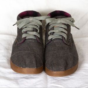 TOMS size 9 high top classic canvas grey